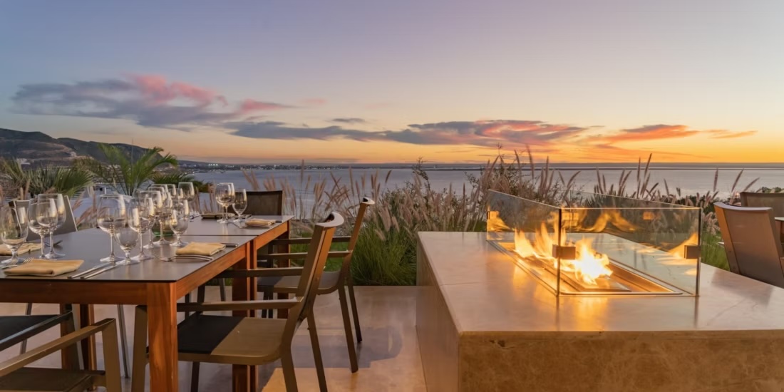 outdoor dining at Hotel Indigo La Paz Puerta Cortés