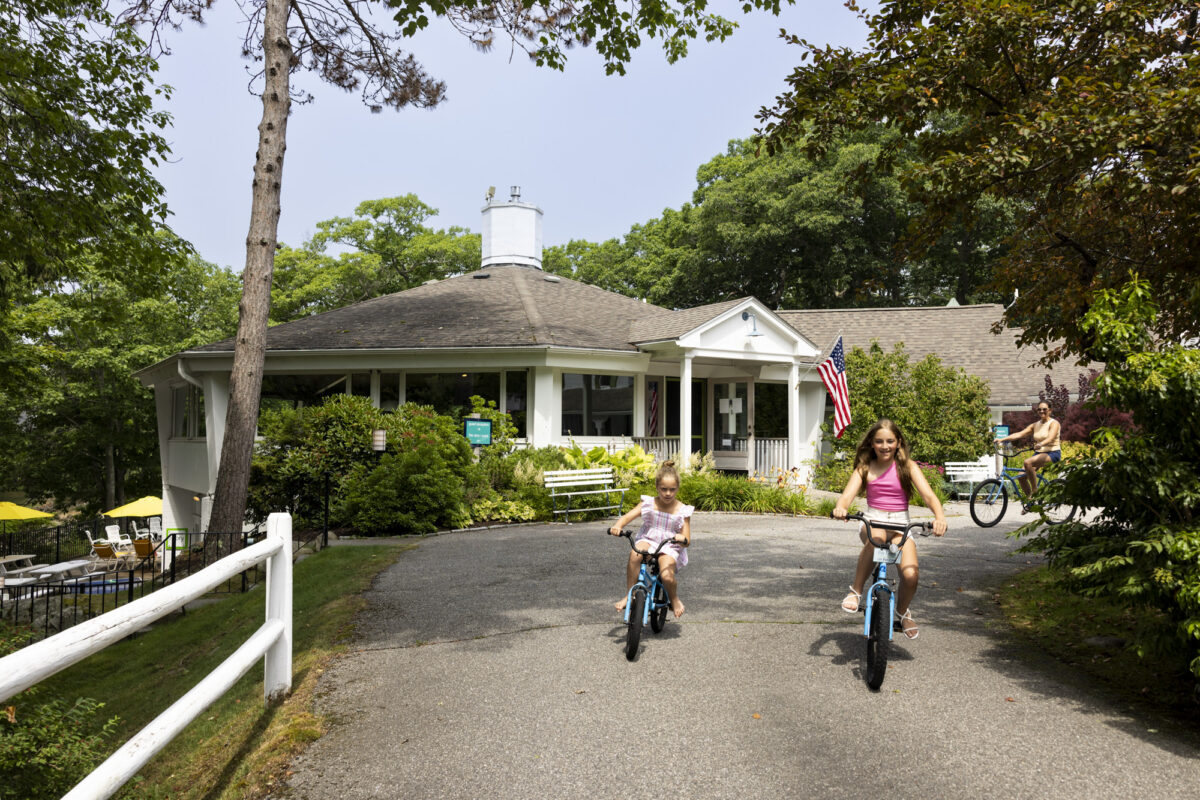 kids riding bikes at Lodge on The Cove