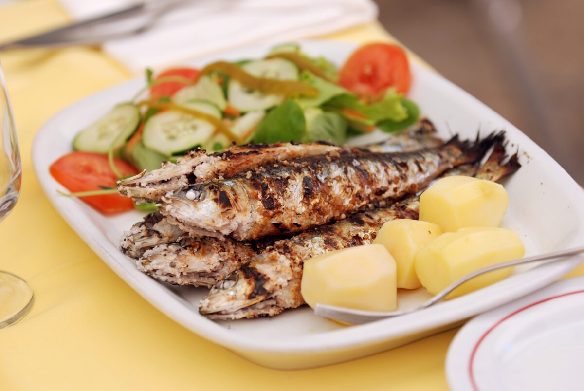 Grilled sardine with potato and salad