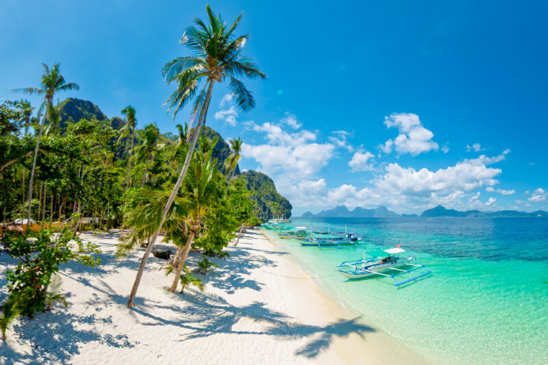 Entalula Beach El Nido Philippines with bangka boats and clear water