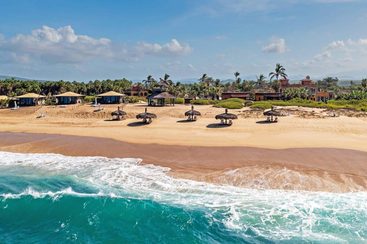 blue waters and shoreline along the beach at Hotel Villa Santa Cruz