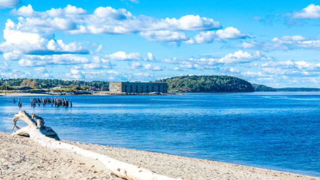 This Tiny Maine Peninsula Has No Cell Service, Amazing Seafood, and One of New England’s Most Peaceful Beaches